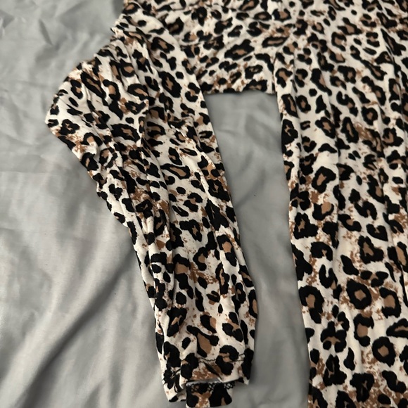 Size XXL leopard print stretchy long sleeve t-shirt. Slinky material - Picture 4 of 4
